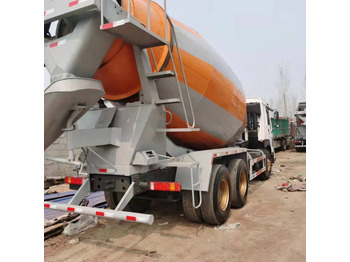 Truk pengaduk beton SINOTRUCK: gambar 3 Truk pengaduk beton SINOTRUCK: gambar 3