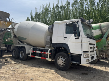 Truk pengaduk beton SINOTRUK HOWO
