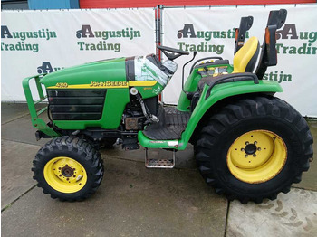 Traktor JOHN DEERE
