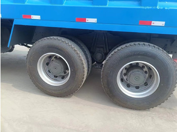 Truk jungkit SINOTRUK HOWO