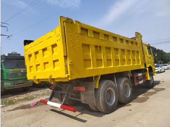 Truk jungkit SINOTRUK HOWO