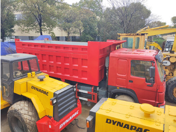 Truk jungkit SINOTRUK HOWO