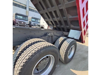 Truk jungkit SINOTRUK HOWO