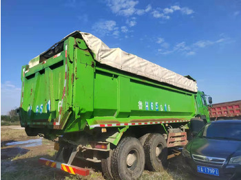 Truk box SINOTRUK HOWO