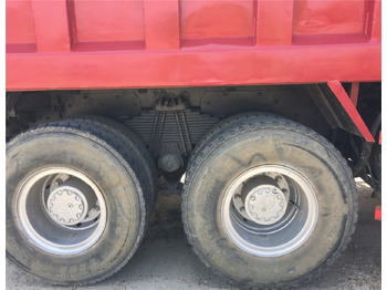 Truk jungkit SINOTRUK HOWO