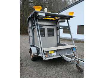 Trailer Nissen Mersch LED Absperrtafel FAT Sperrwand Fahrbare Verkehrsleitanhänger Verkehrssicherungsanhänger Verkehrsleittafel Verkehrssicherung Baustellenabsicherung: gambar 2