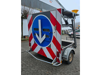 Trailer Nissen Mersch LED Absperrtafel FAT Sperrwand Fahrbare Verkehrsleitanhänger Verkehrssicherungsanhänger Verkehrsleittafel Verkehrssicherung Baustellenabsicherung: gambar 3