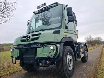 Truk sasis UNIMOG