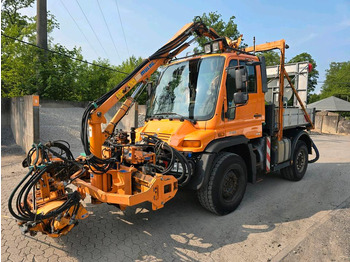 Truk bajak salju UNIMOG U300