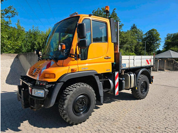 Truk bajak salju UNIMOG