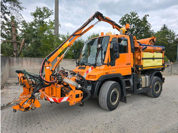Truk bajak salju UNIMOG U400