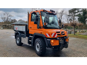 Truk bajak salju UNIMOG