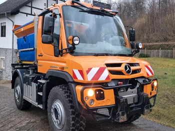 Truk bajak salju UNIMOG