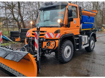 Truk bajak salju UNIMOG
