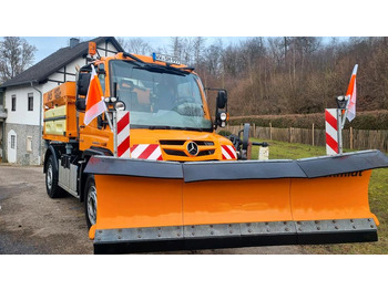 Truk bajak salju UNIMOG