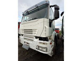 Truk sasis IVECO Trakker