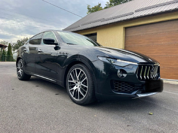 Mobil SUV MASERATI LEVANTE 4X4: gambar 4