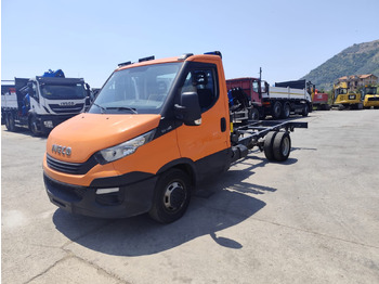 Truk derek IVECO Daily