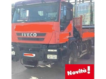 Truk derek IVECO Trakker