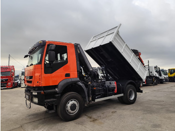 Truk derek IVECO Trakker
