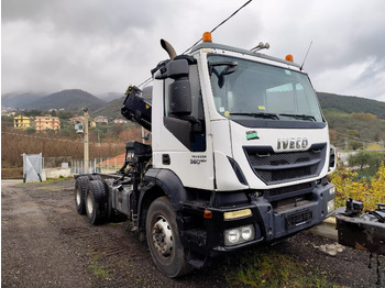 Truk derek IVECO Trakker
