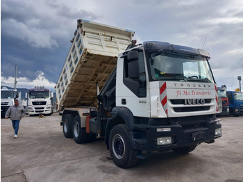 Truk derek IVECO Trakker