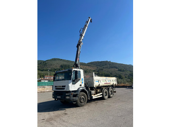 Truk derek IVECO Trakker