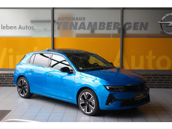 Mobil sedan OPEL