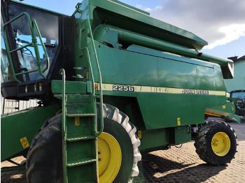 Pemanen gabungan JOHN DEERE 2256