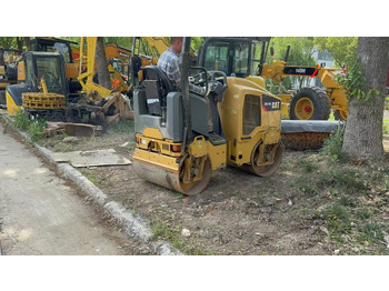 Roller jalan CATERPILLAR CB14B
