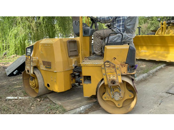 Roller jalan CATERPILLAR CB24B