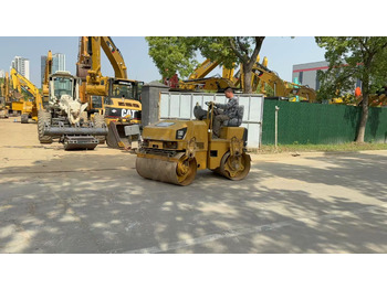 Roller jalan CATERPILLAR CB24B: gambar 3