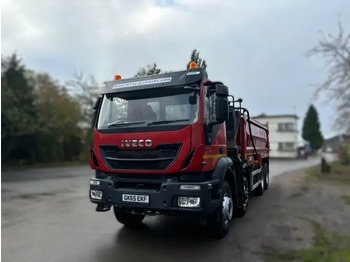 Truk jungkit IVECO Trakker