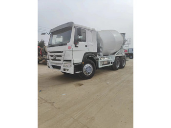 Truk pengaduk beton SINOTRUK HOWO