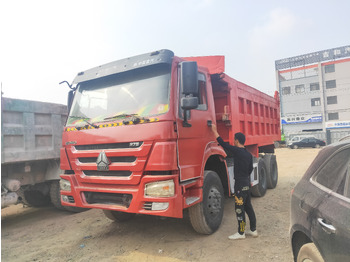 Truk jungkit SINOTRUK HOWO