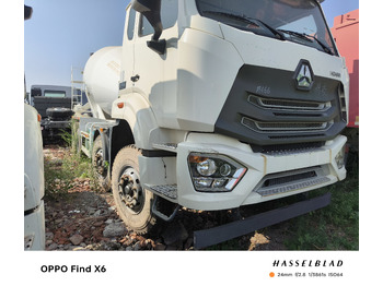 Truk pengaduk beton SINOTRUK HOWO