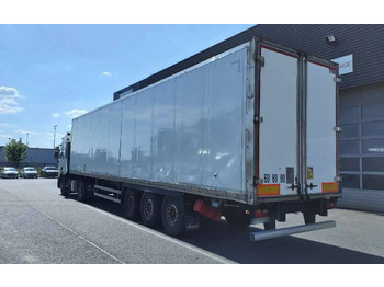 Semi-trailer kotak tertutup