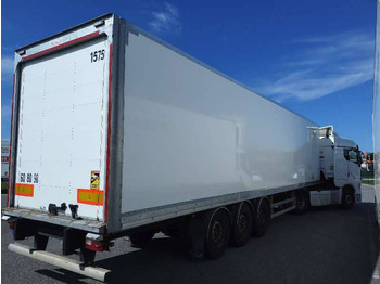 Semi-trailer kotak tertutup