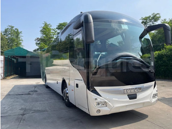 Bus pariwisata IVECO Magelys