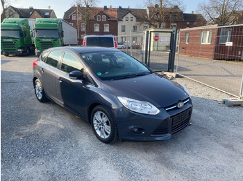 Mobil sedan FORD