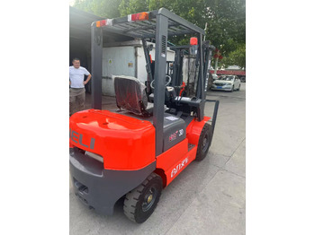 Leasing heli stock new 2024 model 3T diesel forklift Customizable Mast & Clamp heli stock new 2024 model 3T diesel forklift Customizable Mast & Clamp: gambar 3