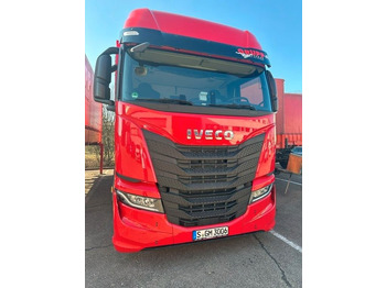 Pengangkut kontainer/ Container truck IVECO