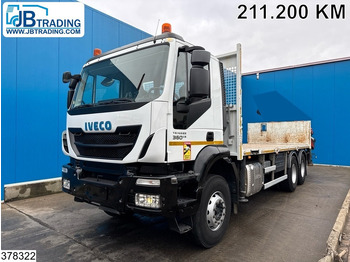 Truk flatbed IVECO Trakker