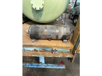 Semi-trailer dengan terpal samping FULL TRAILER LOADED WITH LPG TANKS: gambar 2