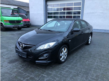 Mobil sedan MAZDA