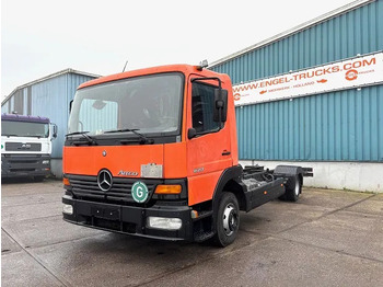 Truk sasis MERCEDES-BENZ Atego 823