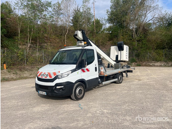 Platform udara yang dipasang di truk IVECO Daily