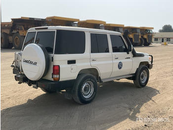 Mobil SUV 2021 Toyota Land Cruiser 76L 4x4 SUV: gambar 3
