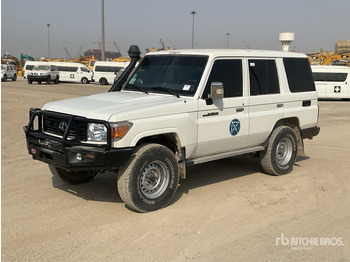 Mobil SUV 2021 Toyota Land Cruiser 76L 4x4 SUV: gambar 2
