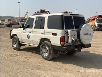 Mobil SUV 2021 Toyota Land Cruiser 76L 4x4 SUV: gambar 4